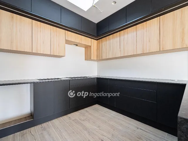 Eladó ház Budapest II. kerület, Máriaremete 250 nm