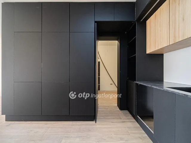 Eladó ház Budapest II. kerület, Máriaremete 250 nm