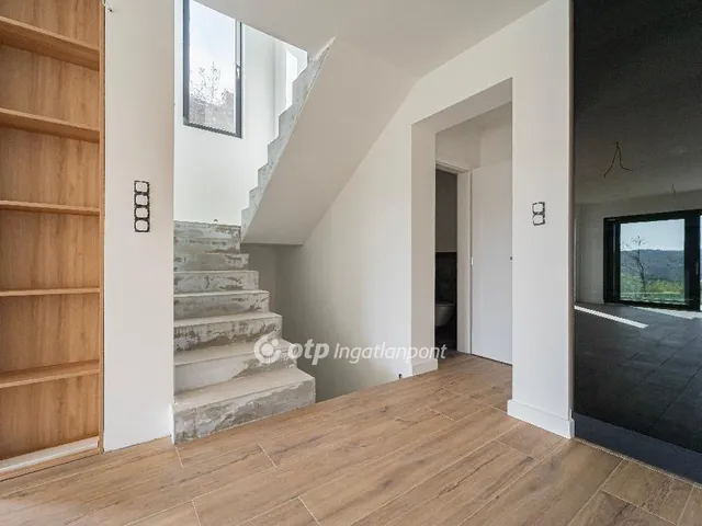 Eladó ház Budapest II. kerület, Máriaremete 250 nm