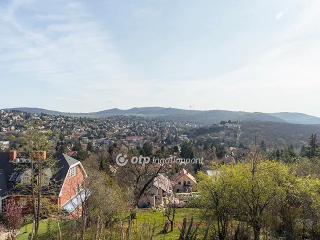 Eladó ház Budapest II. kerület, Máriaremete 250 nm