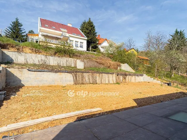 Eladó ház Budapest II. kerület, Máriaremete 250 nm