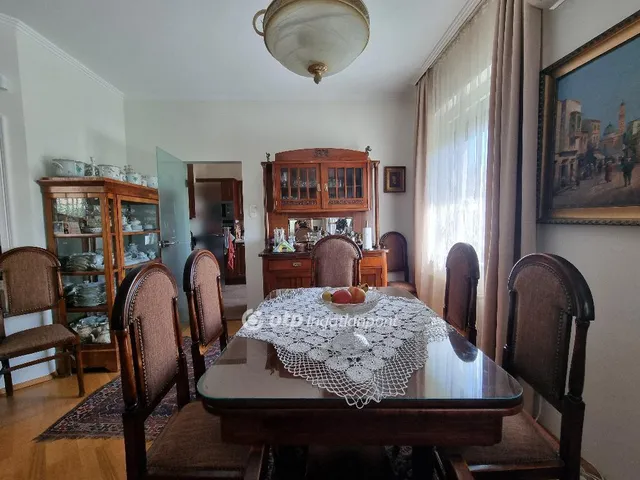 Eladó ház Budapest II. kerület, Máriaremete 320 nm