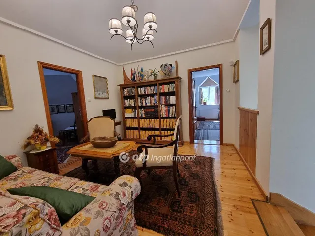 Eladó ház Budapest II. kerület, Máriaremete 320 nm