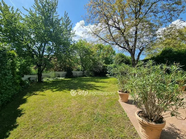 Eladó ház Budapest II. kerület, Máriaremete 320 nm