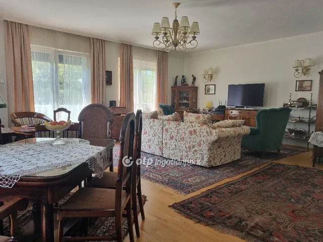 Eladó ház Budapest II. kerület, Máriaremete 320 nm