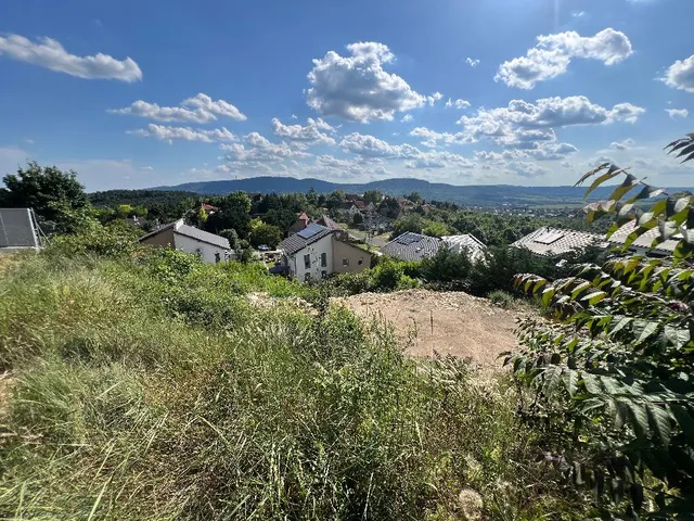 Eladó telek Üröm, Szamóca utca 800 nm