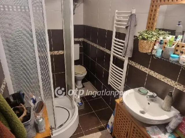 Eladó lakás Üröm 128 nm