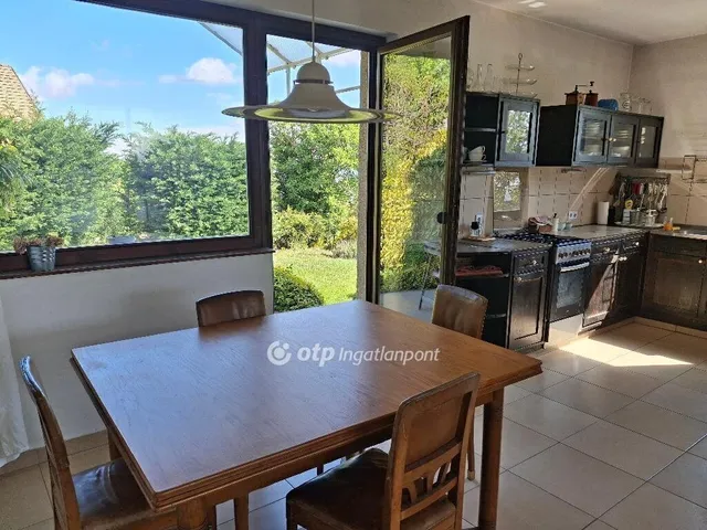 Eladó ház Budapest II. kerület, Szemlőhegy 212 nm