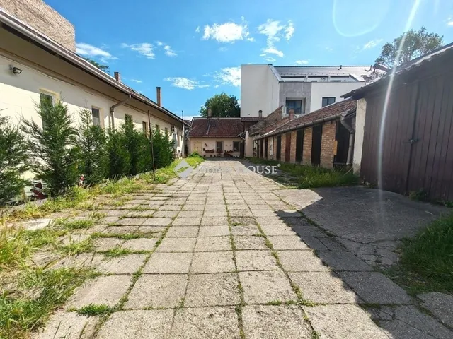 Eladó garázs Szeged 15 nm