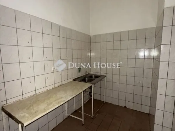 Eladó kereskedelmi és ipari ingatlan Hódmezővásárhely 330 nm