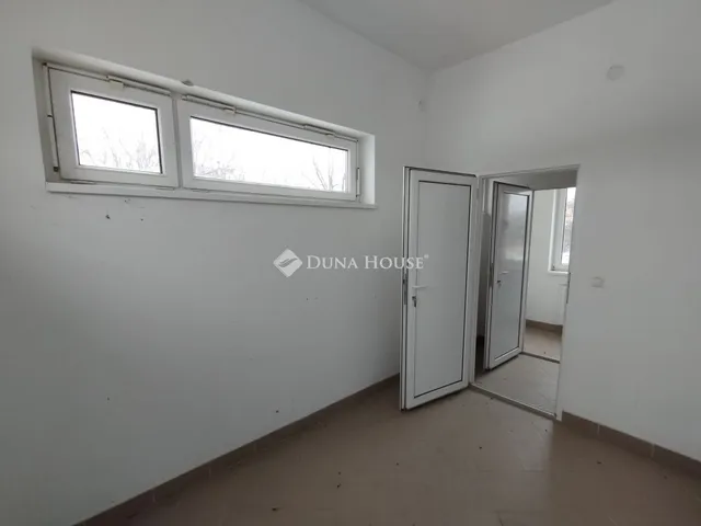 Eladó kereskedelmi és ipari ingatlan Újszentiván 300 nm