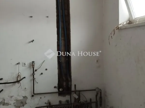 Eladó kereskedelmi és ipari ingatlan Újszentiván 300 nm