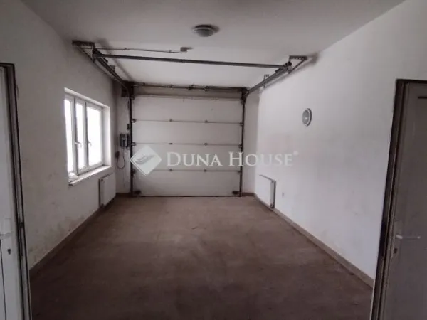 Eladó kereskedelmi és ipari ingatlan Újszentiván 300 nm