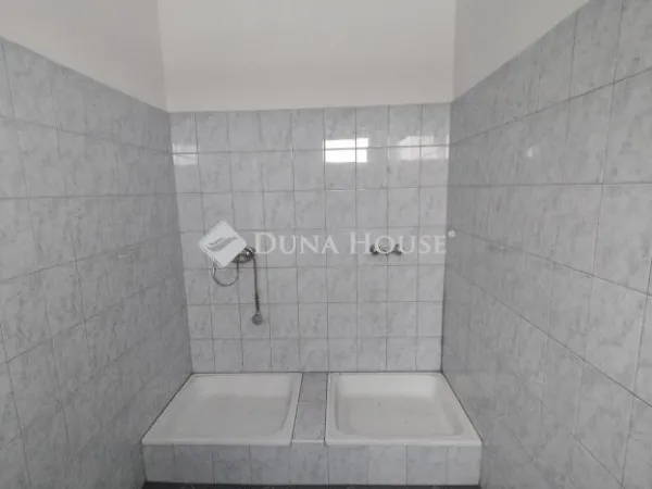 Eladó kereskedelmi és ipari ingatlan Újszentiván 300 nm