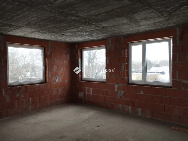 Eladó kereskedelmi és ipari ingatlan Újszentiván 300 nm