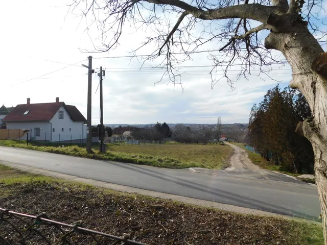 Eladó telek Cserszegtomaj 1000 nm