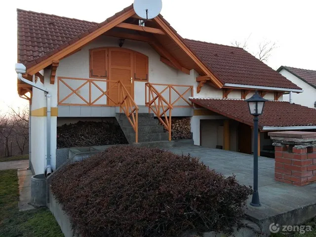 Eladó mezőgazdasági ingatlan Lajoskomárom 102 nm