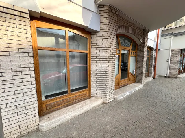 Kiadó kereskedelmi és ipari ingatlan Kecskemét, Belváros, Katona József utca 2. 72 nm