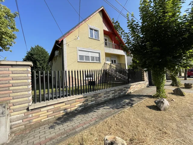 Eladó ház Fót, Kosztolányi Dezső utca 215 nm