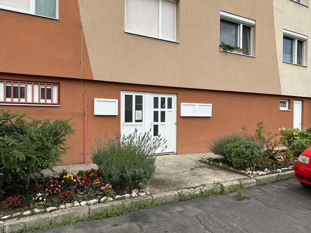 Eladó kereskedelmi és ipari ingatlan Várpalota, Bakony utca 12 75 nm