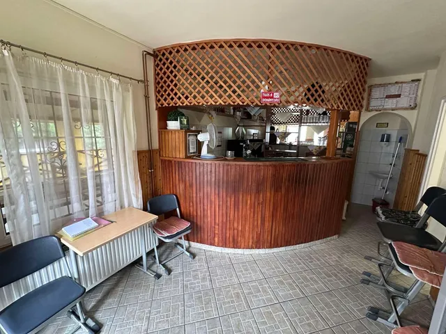 Eladó kereskedelmi és ipari ingatlan Tés, Bakony utca  114 nm