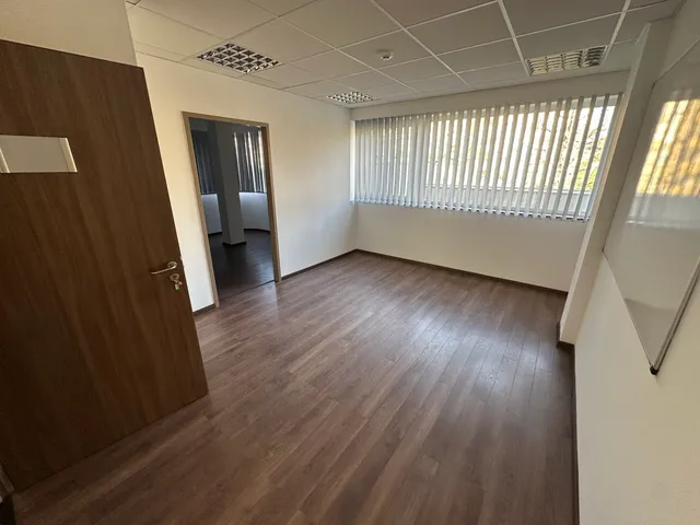 Kiadó kereskedelmi és ipari ingatlan Várpalota, Szent István 29 nm