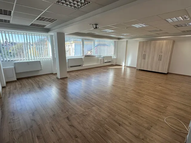 Kiadó kereskedelmi és ipari ingatlan Várpalota, Szent István 97 nm