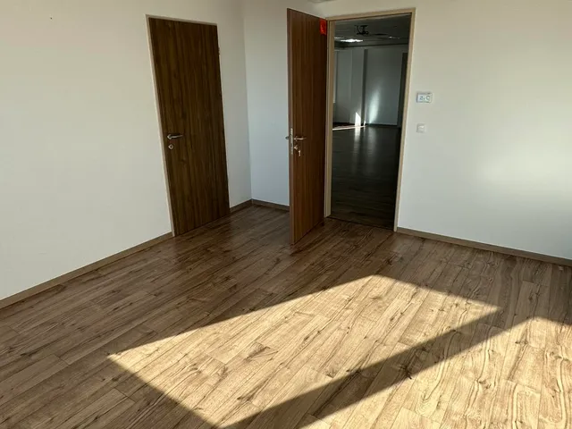 Kiadó kereskedelmi és ipari ingatlan Várpalota, Szent István 97 nm