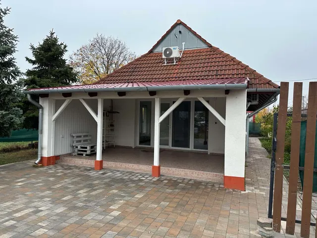 Kiadó ház Várpalota 93 nm