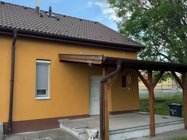 Eladó ház Várpalota, Toldi 542 nm
