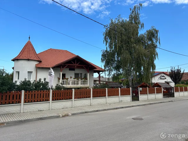 Eladó ház Tát, Fő út 166. 300 nm