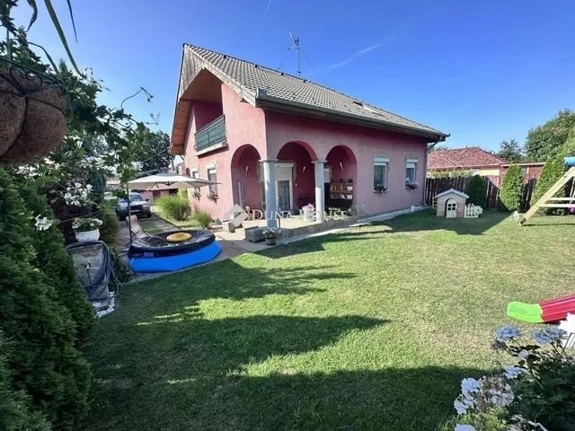 Eladó ház Üllő 280 nm