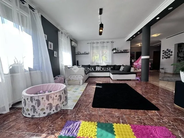 Eladó ház Üllő 280 nm