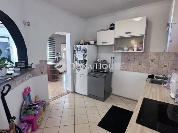 Eladó ház Üllő 280 nm