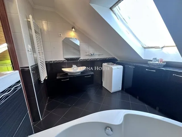 Eladó ház Üllő 280 nm