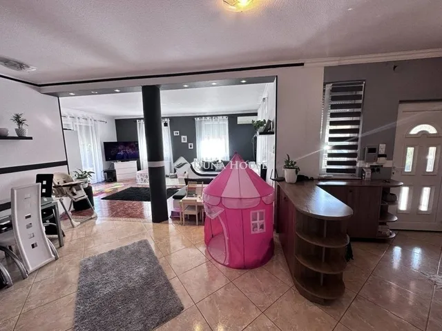 Eladó ház Üllő 280 nm