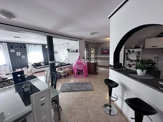 Eladó ház Üllő 280 nm