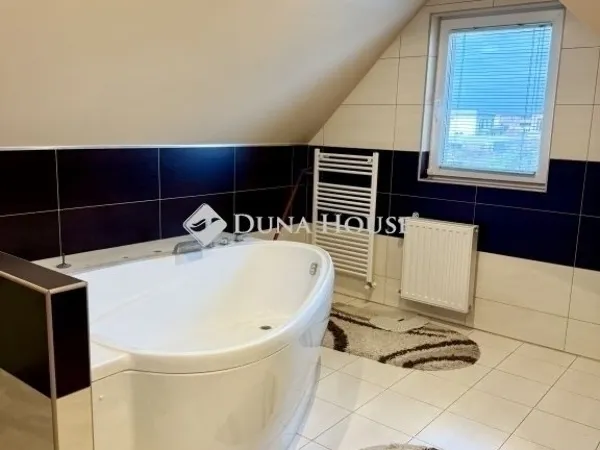 Eladó ház Budapest XVIII. kerület, Almáskert 182 nm