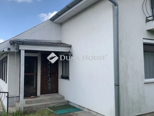 Eladó ház Dány 198 nm