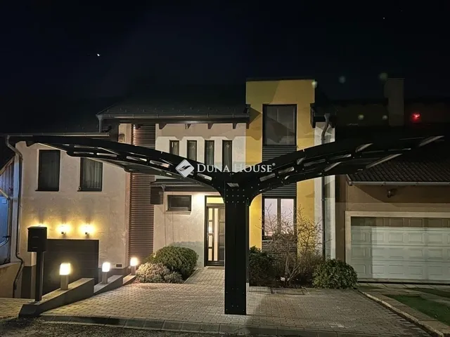 Eladó ház Pécel 203 nm