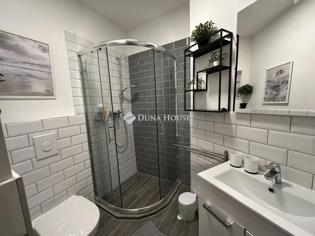 Eladó lakás Budapest VI. kerület, Nagykörúton belüli terület 14 nm