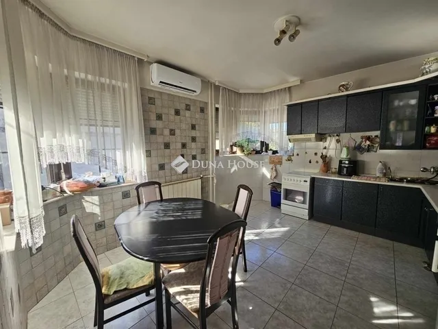 Eladó ház Budapest XVIII. kerület, Újpéteritelep 263 nm