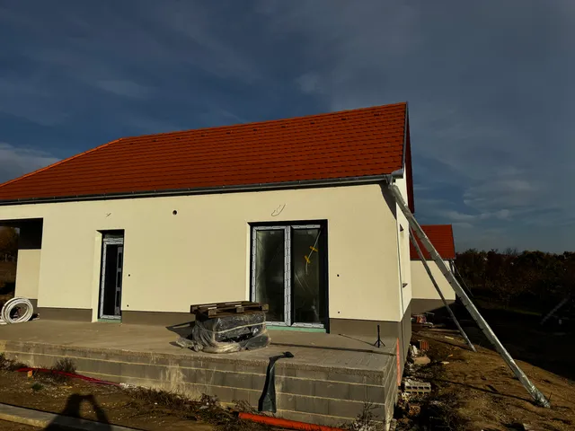 Eladó ház Nagykozár, Hunyadi utca 104 nm