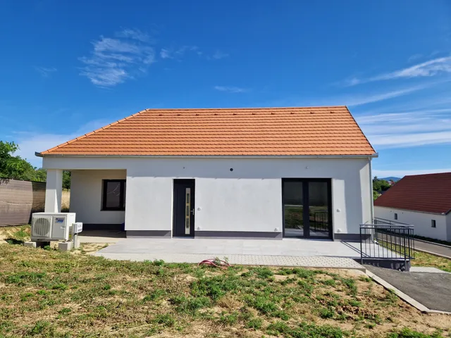 Eladó ház Nagykozár, Hunyadi utca 103 nm