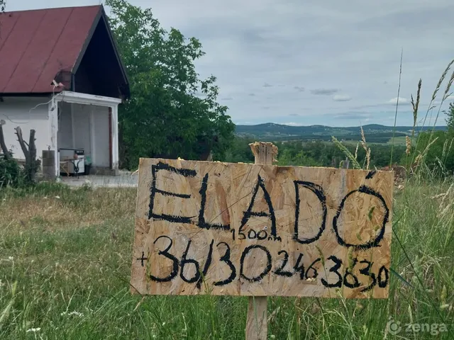 Eladó telek Pécsely 1500 nm