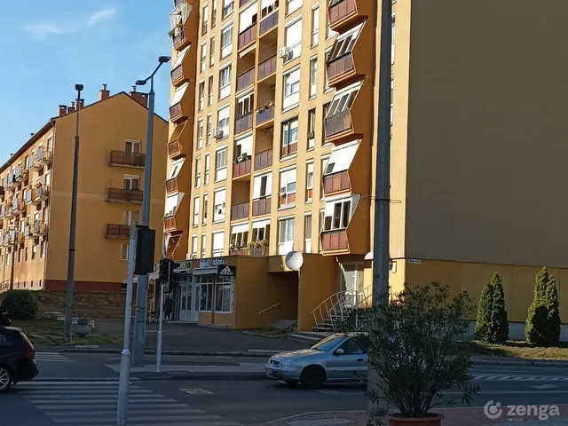 Eladó lakás Komló 39 nm