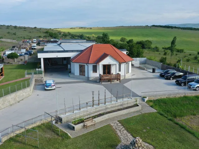 Eladó kereskedelmi és ipari ingatlan Hajmáskér 1120 nm