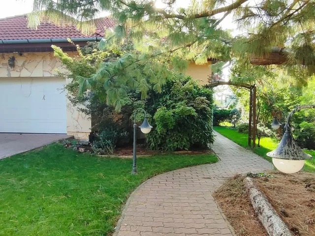 Eladó ház Budapest XVIII. kerület, Almáskert 266 nm