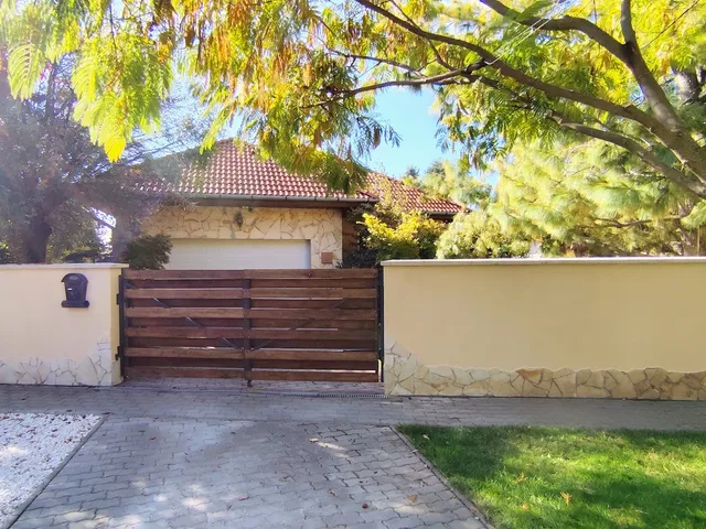 Eladó ház Budapest XVIII. kerület, Almáskert 266 nm