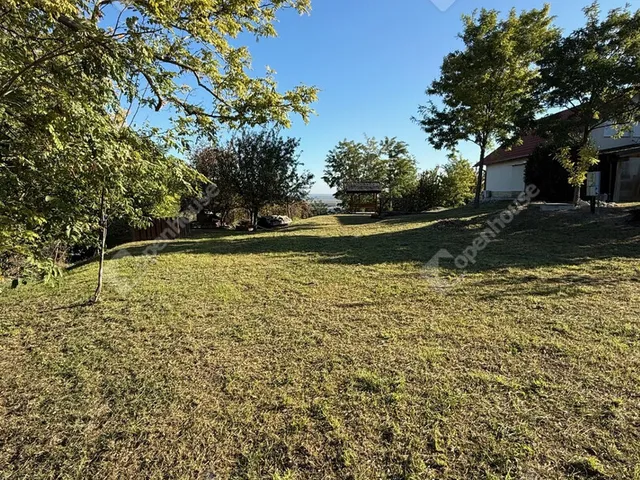 Eladó telek Győrújbarát 3756 nm